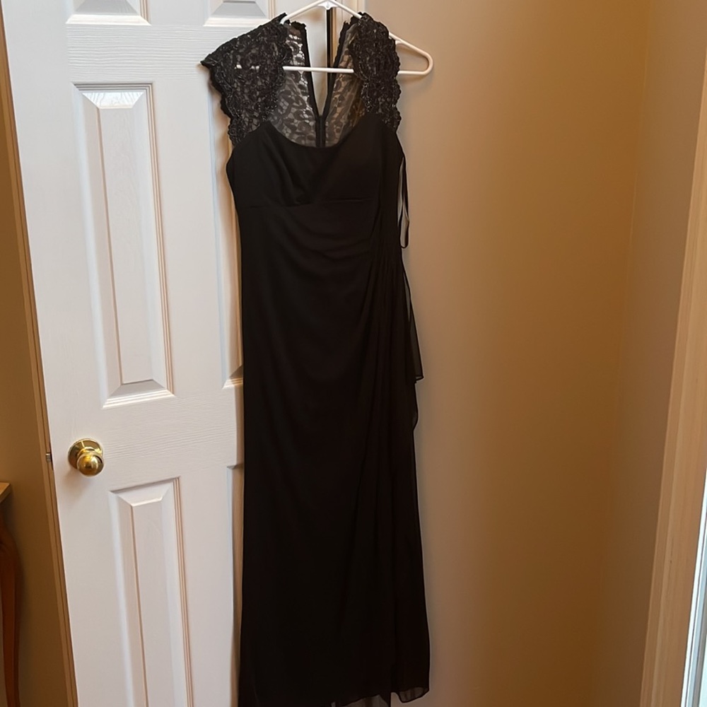 Black gown size 8